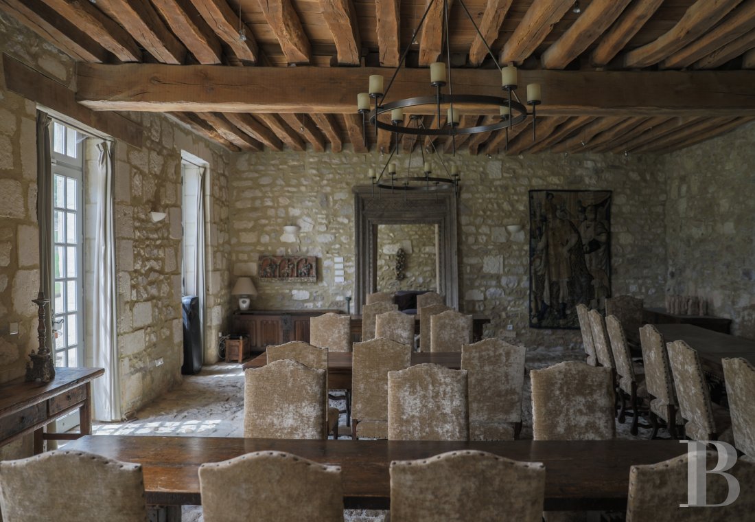 En Bourgogne, non loin de Vézelay, un château en bord de falaise surplombant l’Yonne - photo  n°22